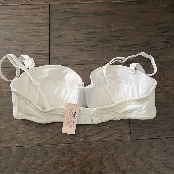White strapless bra. - Picture 3 of 4
